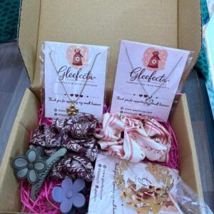 Flower jewellery gift hamper with neckpiece bracelet heart pendant scrunchies and clutchers